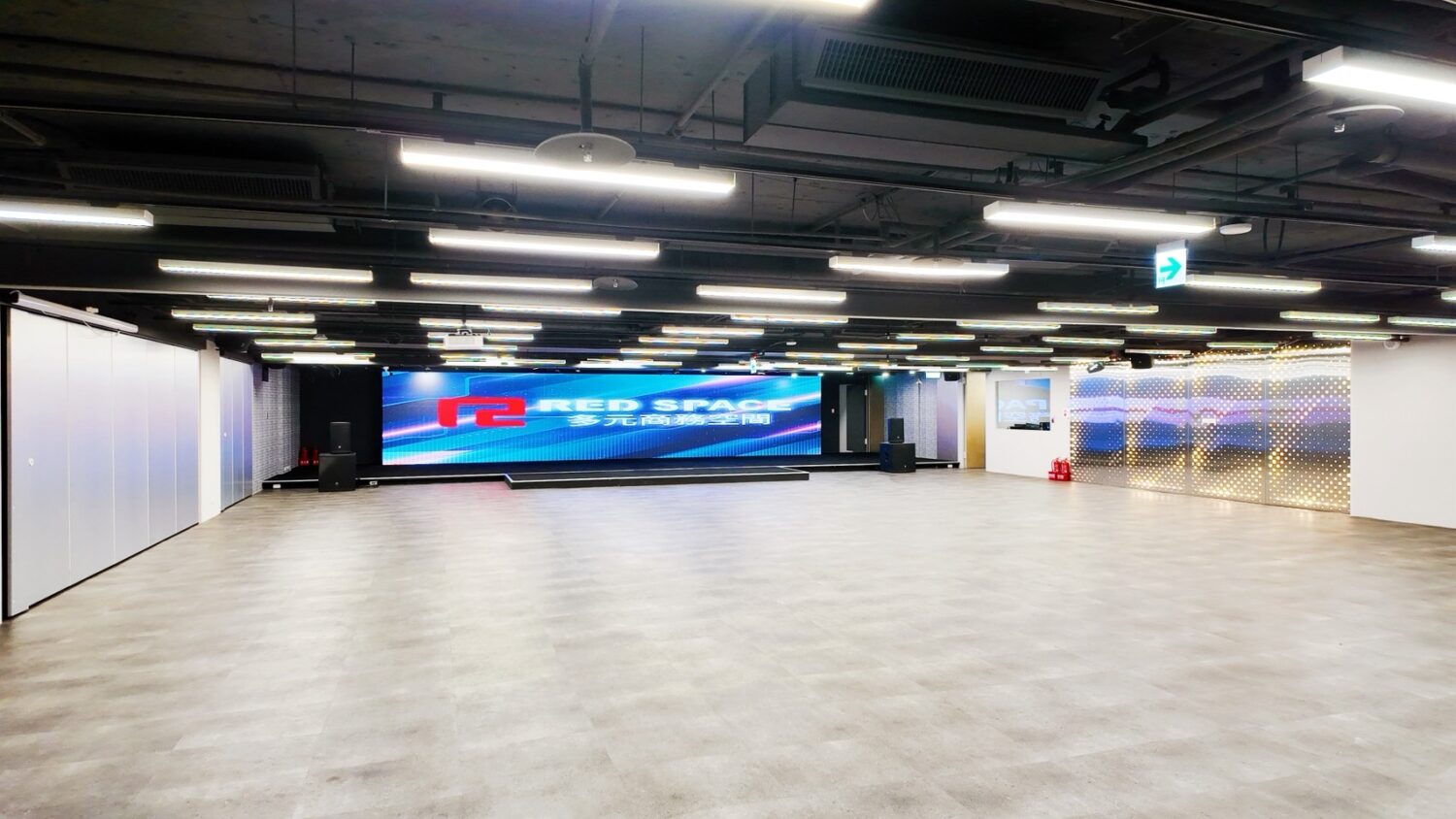 千坪多功能大廳搭配巨型LED螢幕與彈性場地設計，能容納大型展演、派對與企業盛會，展現Red Space全方位場館能量。（圖／Red Space 提供）