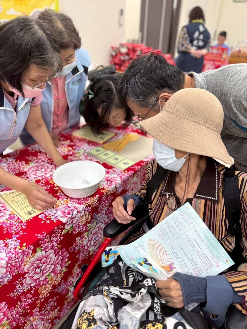 長輩們在「時光柑仔店」的遊戲互動中，笑著喚起青春的記憶。（圖/記者黃溎芬拍攝）