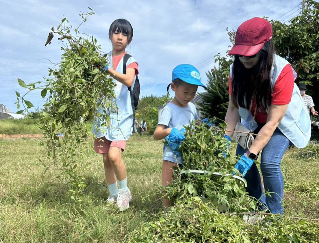 台電志工與孩子們一起動手拔草、整理農地,親身體驗田間勞動,不僅幫助慢飛兒完成農務,更讓孩子們在互動中增添自信與成就感(圖/記者黃溎芬翻攝)