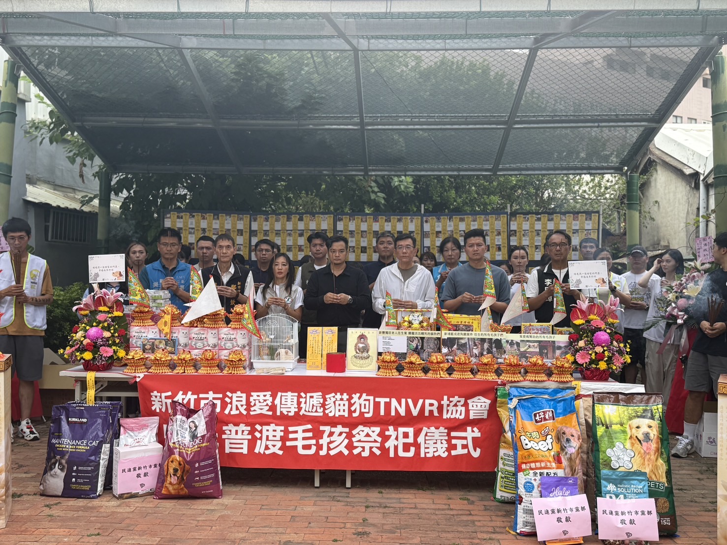 許修睿議長(中)出席「新竹方濟浪愛傳遞貓狗TNVR協會普渡毛孩祭祀儀式」,支持流浪動物照護與友善行動。(圖/記者張家燁翻攝)