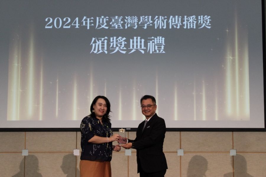▲ 當代法律雜誌社長國立高雄大學政治法律學系 廖義銘教授 (右) 出席領取學術期刊獎。