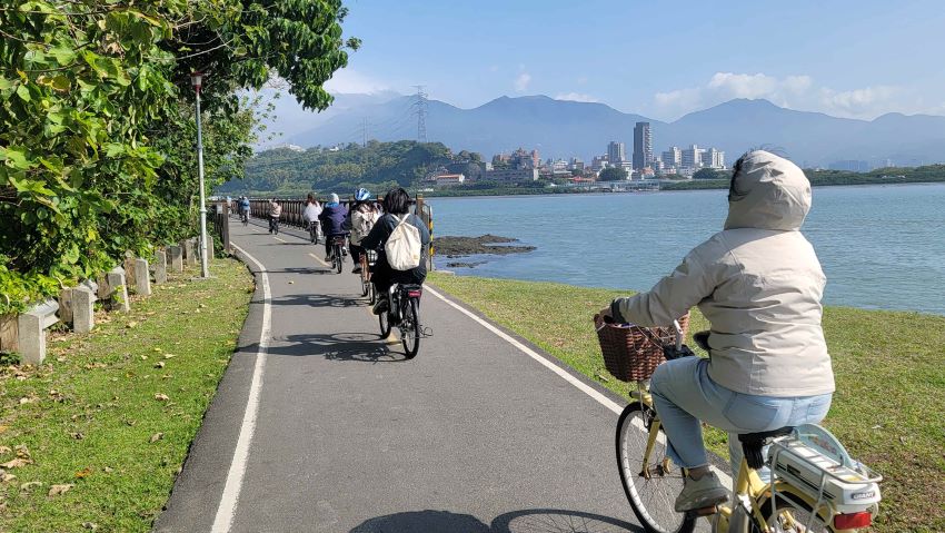 9/22國際無車日 新北最美218公里河濱自行車道任你騎 2 《圖說》同事騎減碳更增情誼 河濱騎出好活力-八里左岸自行車道。〈高灘處提供〉