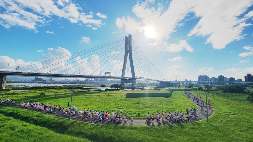 9/22國際無車日 新北最美218公里河濱自行車道任你騎 3 《圖說》揮別車潮,河濱慢跑共享低碳生活-二重環狀自行車道。〈高灘處提供〉