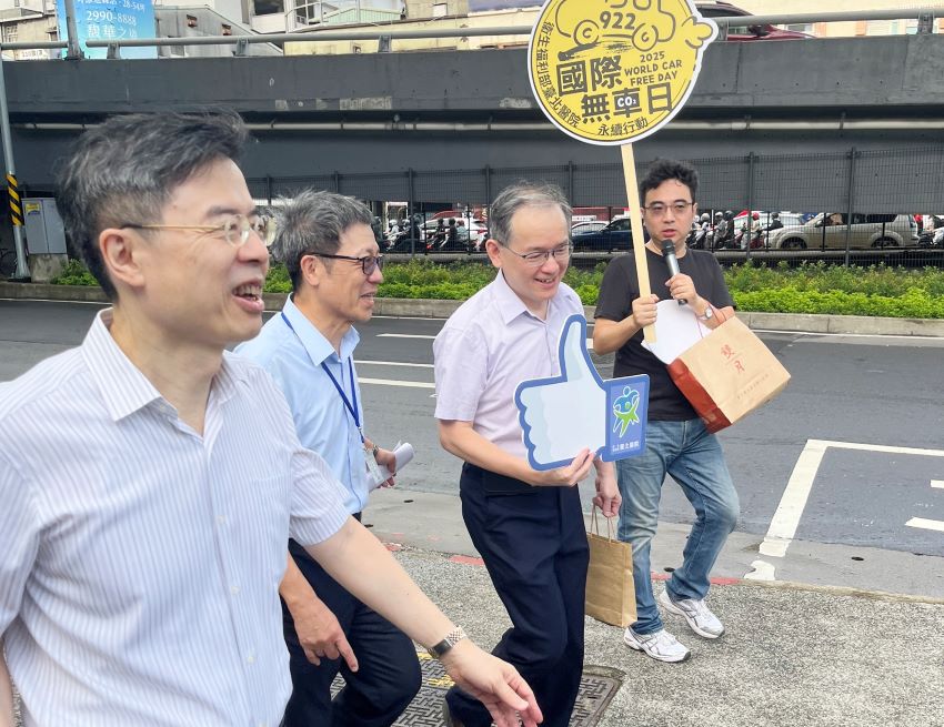 醫起健走減碳! 臺北醫院131人響應國際無車日 1 《圖說》衛生福利部臺北醫院鄭舜平院長(左一)帶領同仁們健走支持綠色交通、低碳通勤。〈臺北醫院提供〉