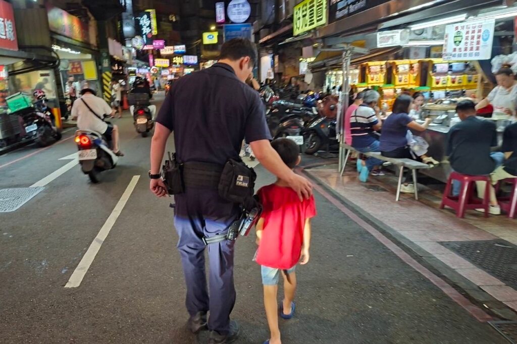 孩童迷途徘徊商家內 暖警耐心安撫助團圓 2 MEITU 20250922 164640434