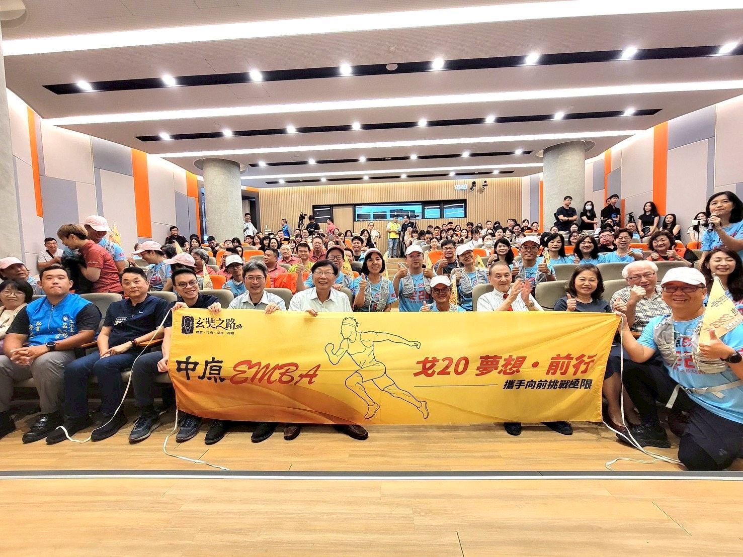 夢想前行!中原大學EMBA勇闖戈壁挑戰賽 1 圖▲中原大學EMBA藉由參加「戈賽」,展現出中原EMBA的領導哲學—領導者不只是追求個人成就,而是帶領團隊一同前行。(圖/中原大學EMBA提供)