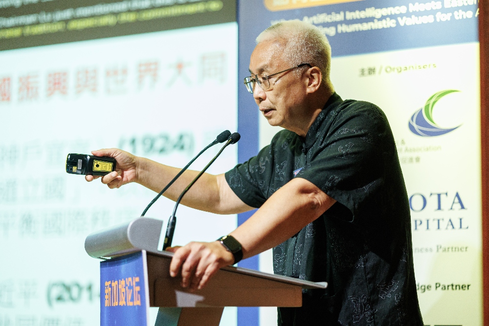 AI數位大同來臨 湯紹成論東方智慧如何重塑AI人文價值 1 圖▲亞太綜合研究院院長 湯紹成發表演說。