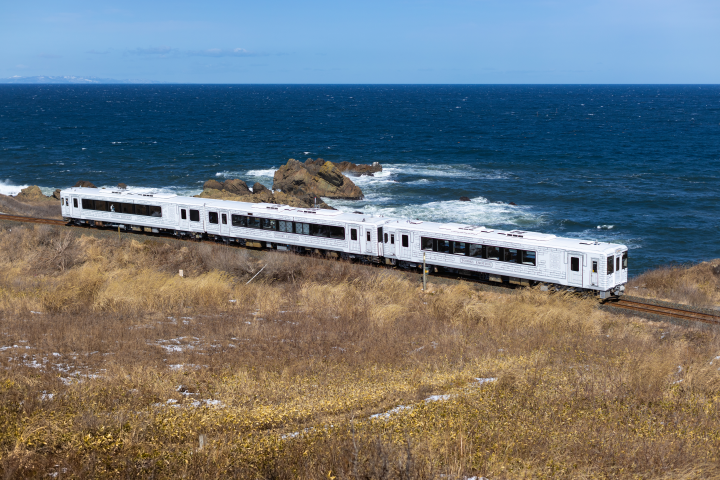 美食觀光列車 TOHOKU EMOTION 穿梭青森八戶與岩手久慈之間。 圖:青森縣/提供