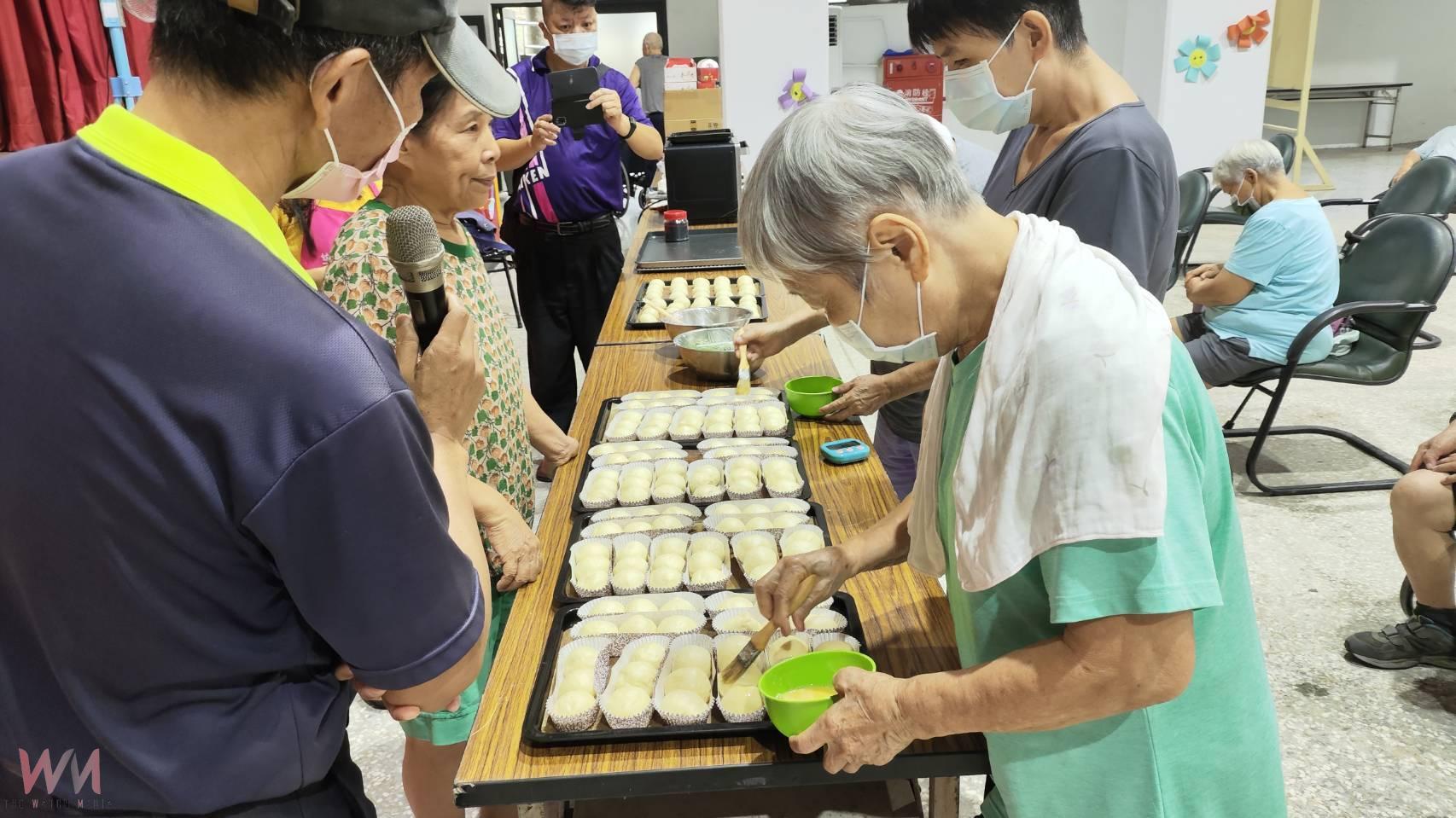(有影片)/暖心烘焙香氣飄滿榮家 長輩手作蔥花、紅豆麵包找回熟悉滋味 - https://www.watchmedia01.com