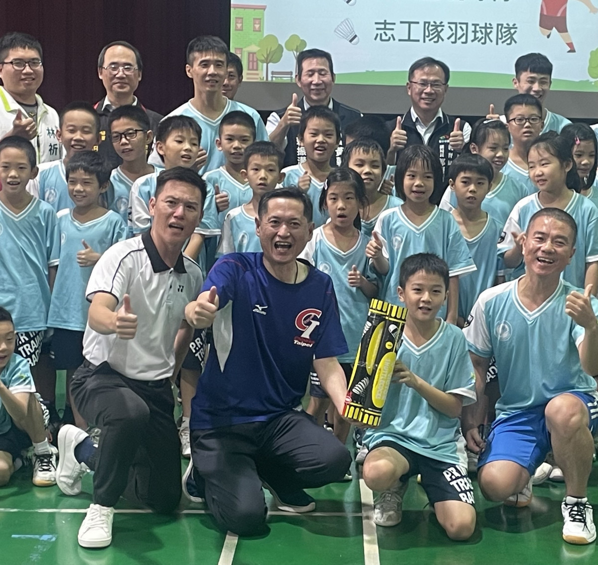 中華民國運彩公會理事長何昱奇(左2)長期贊助基層運動。