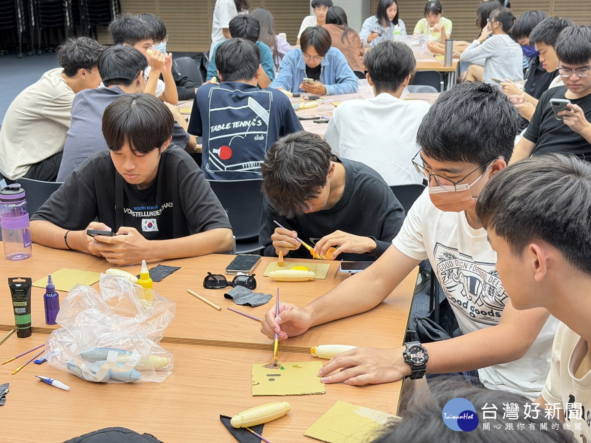 中原大學青年志工發揮巧思,將海廢漂流浮球轉化為創意作品,賦予廢棄物新價值。