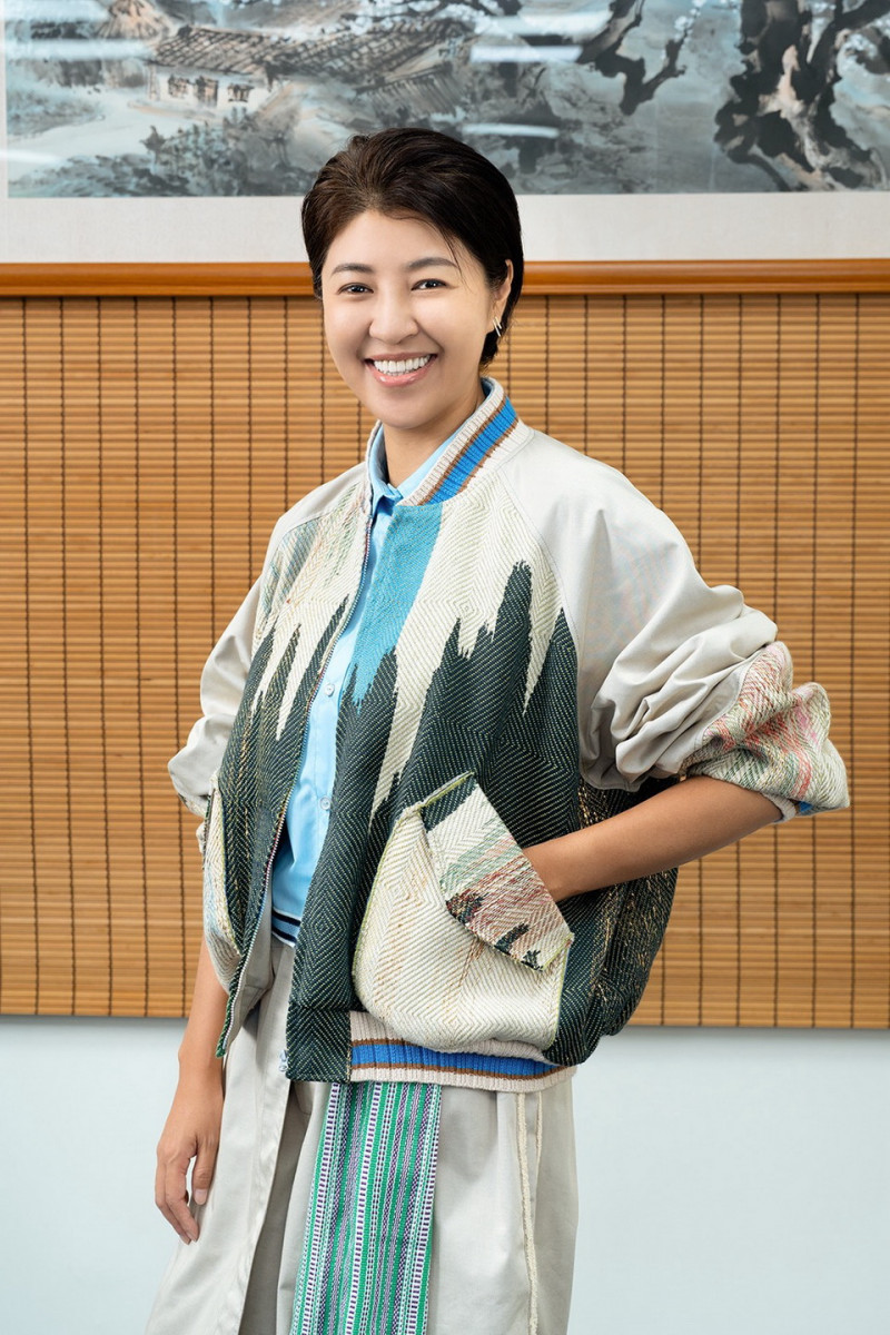 許縣長著這套服飾,在運動風格中注入山水的生命力。(原民處提供)<br /><br />