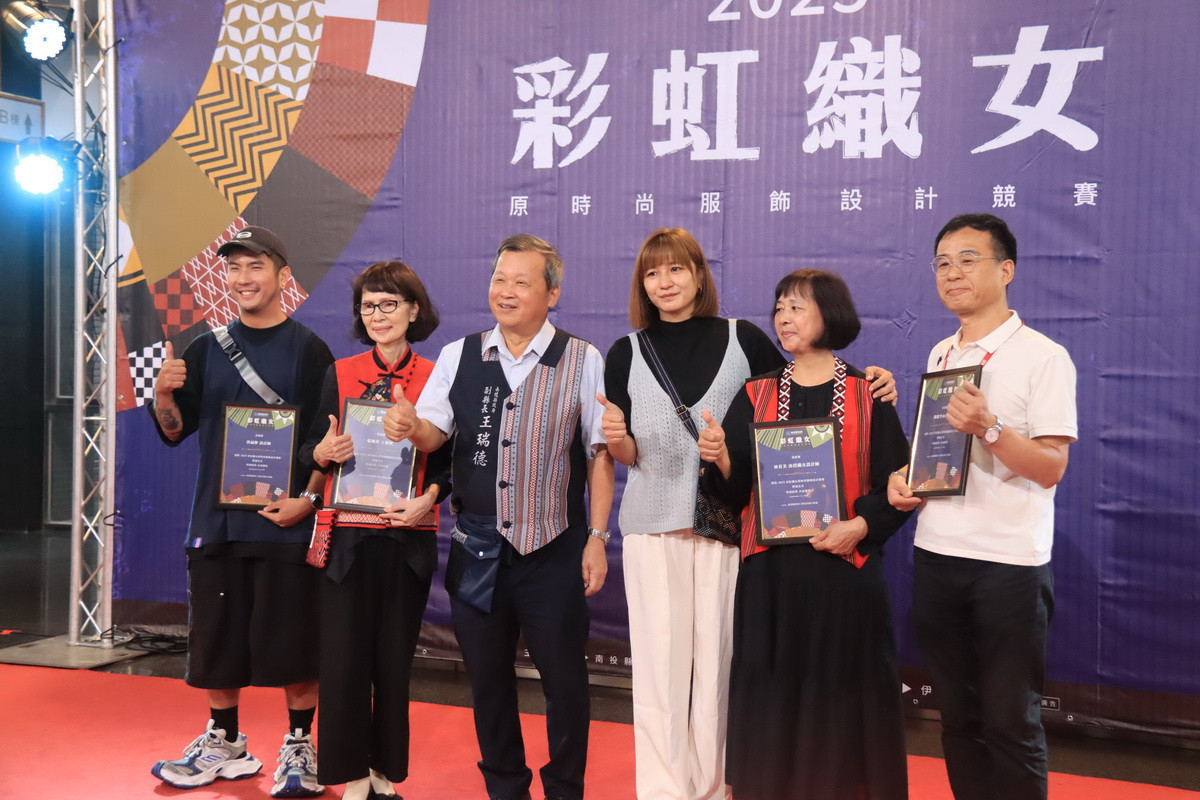 王副縣長頒贈感謝狀予工藝師等。(記者扶小萍攝)<br /><br /> <br /><br />