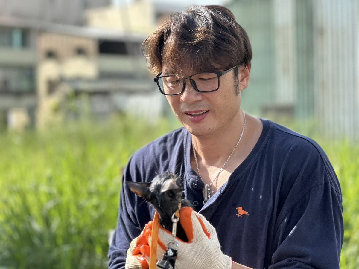 簡千翔議員曾徒手救回受困的小貓。（縣議會提供）