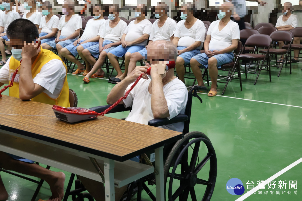 高齡身障受刑人與家人道盡心中無限思念。