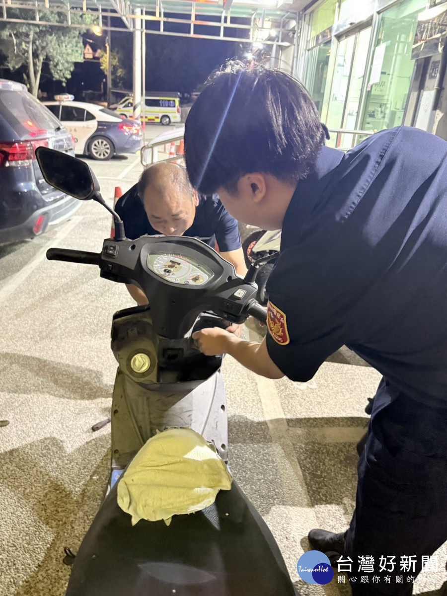 手機錢包鎖進車廂，楊梅警協助解圍。