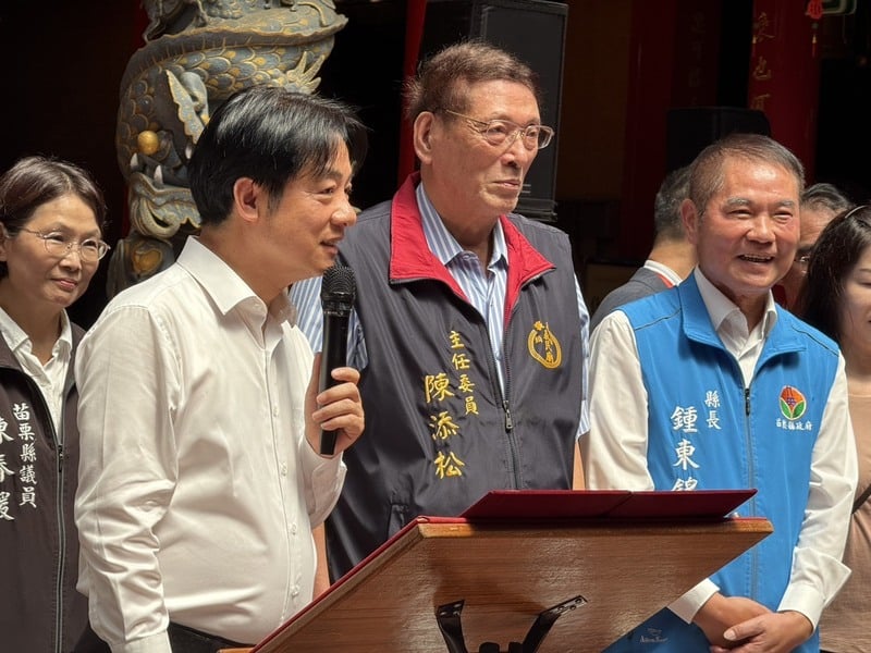 苗栗縣長鍾東錦(右)因財產申報不實遭監院裁罰72萬元。圖為總統賴清德21日赴苗栗縣頭份市義民廟參拜,鍾東錦陪同。中央社