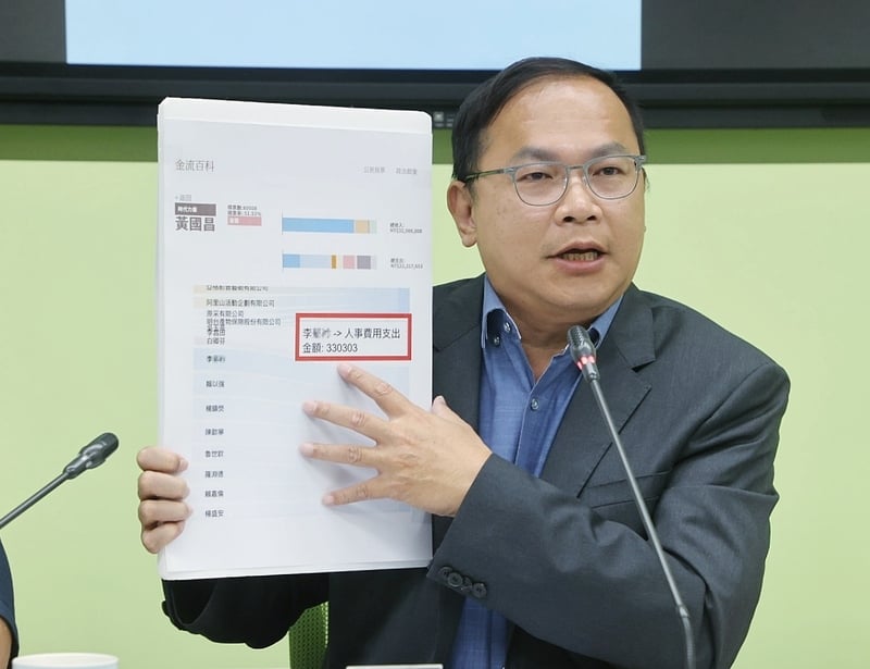 民進黨立委王義川（圖）23日在立法院舉行記者會，質疑領民眾黨立委黃國昌新台幣33萬餘元薪水的李姓助理，就是跟拍他的狗仔之一。中央社