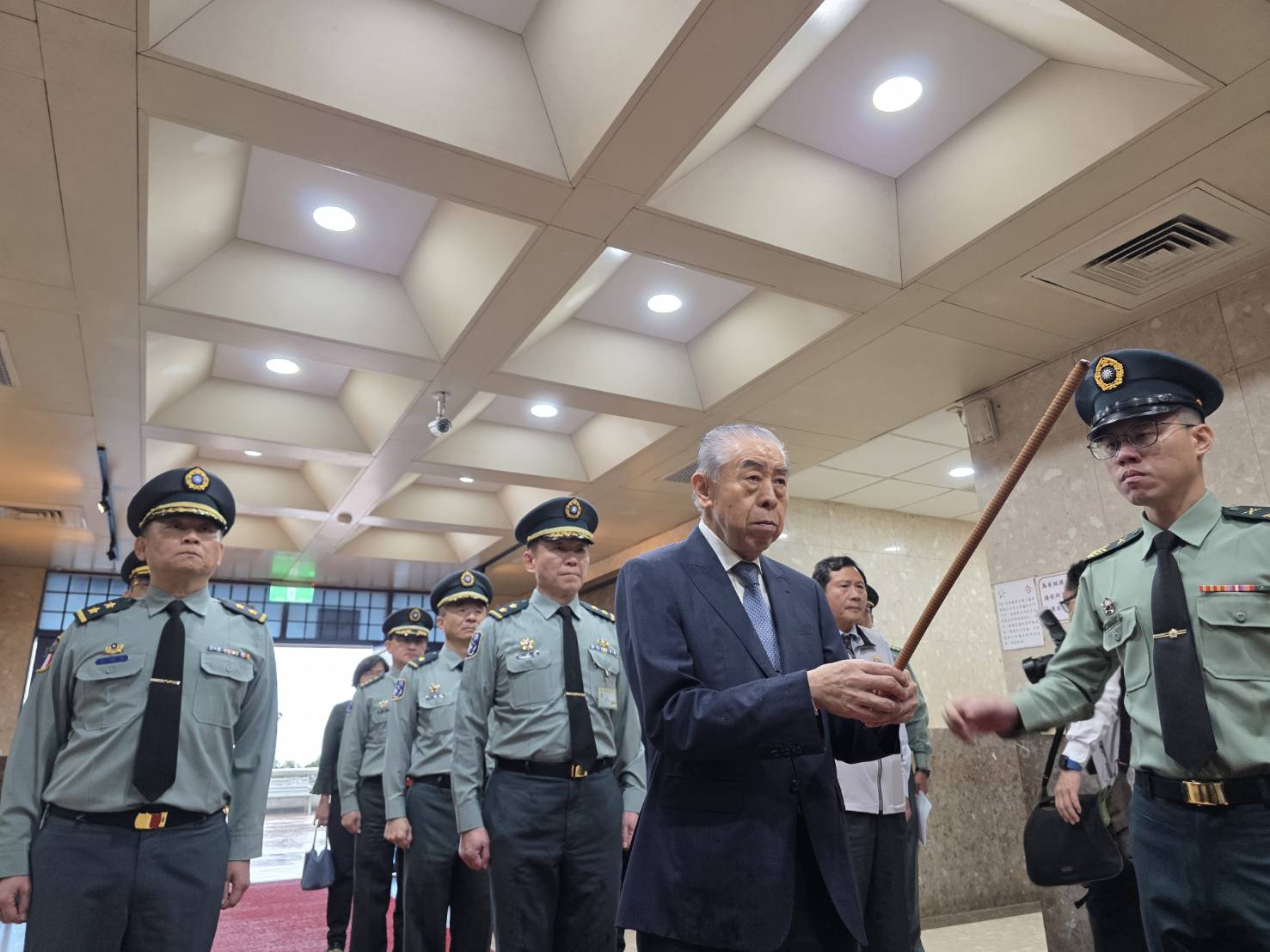 軍友社榮譽理事長李棟樑慰問五指山感謝官兵守護先賢英靈。王烱華攝