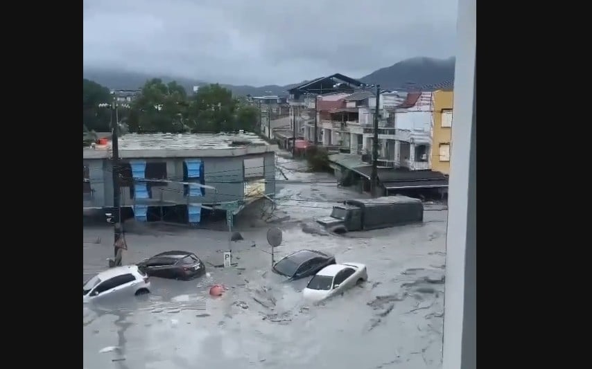 國軍投入樺加沙颱風救災突遇堰塞湖潰堤, 10噸重中型戰術輪車也遭洪水衝走。翻攝民眾提供影片