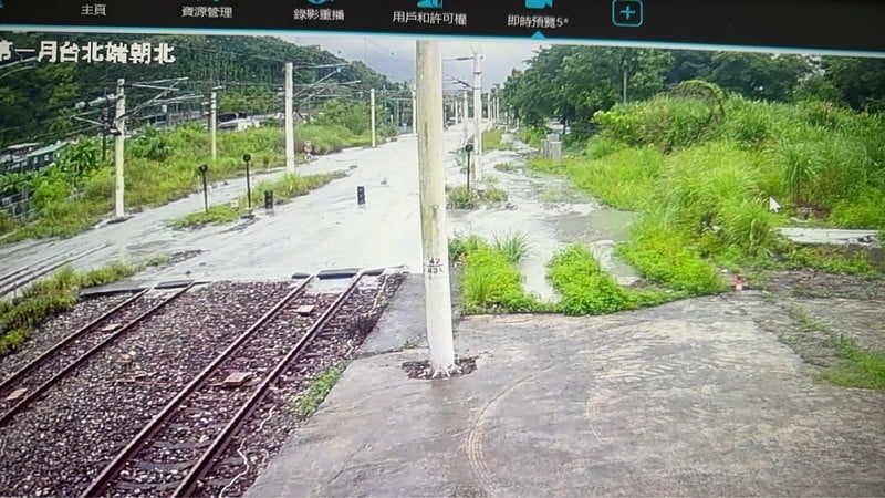 花蓮縣馬太鞍溪堰塞湖23日下午出現壩頂溢流,下游的萬榮鄉、光復鄉及鳳林鎮皆被列入警戒範圍,台鐵光復車站及北端路線軌道也遭水流淹沒。 (讀者提供) 中央社