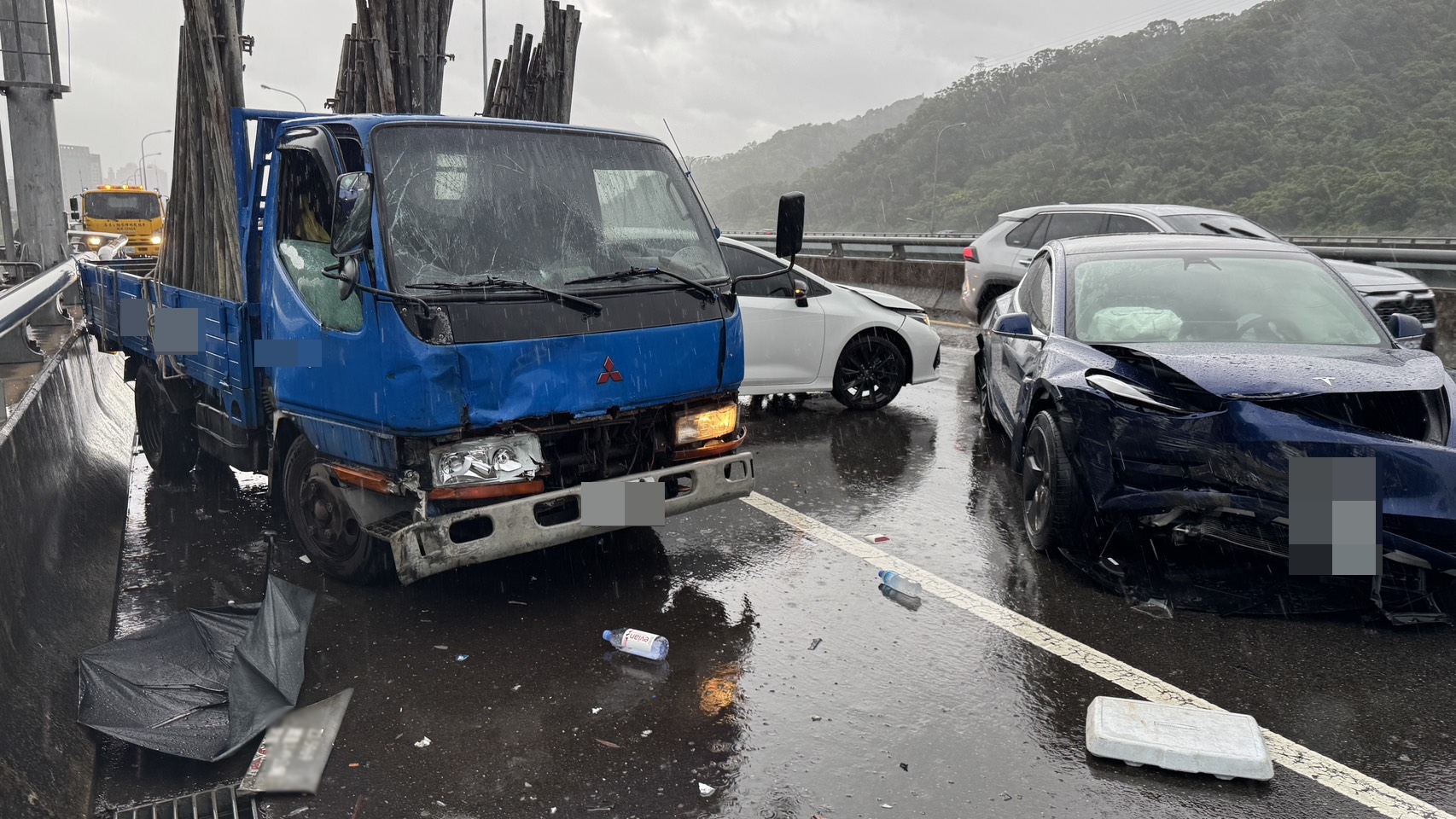 國道1號南下35.6K泰山路段,今(23)日清晨6時許發生連環追撞事故。