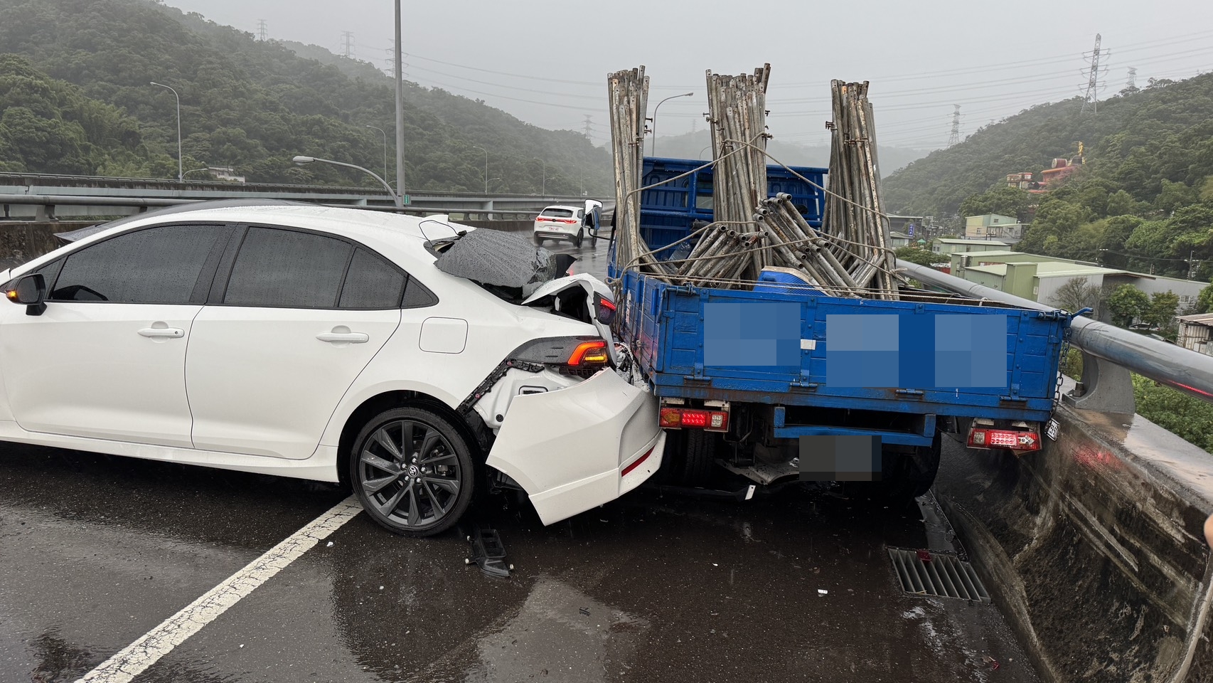 2部事故車輛又遭黃男駕駛的貨車追撞,下車站在路肩的特斯拉駕駛王男慘遭波及左小腿骨折。