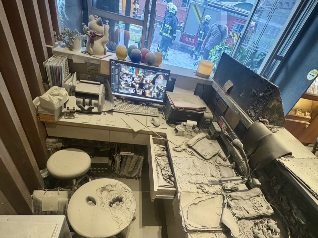 鄭女潑灑汽油索討金錢未果,點火燃燒店家櫃台。