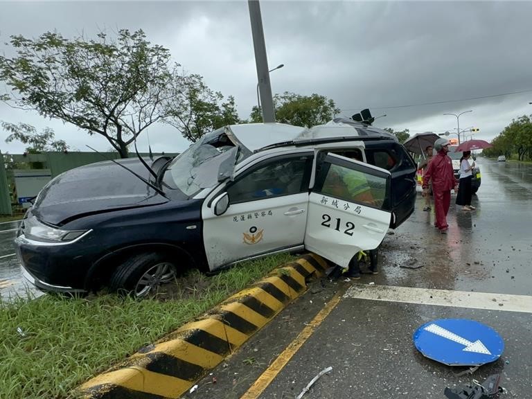 花蓮新城警分局1輛警車今(23)日中午12時許載送1名詐欺通緝犯,行經台9線三棧路段時,疑因天雨路滑失控,自撞中央分隔島與交通號誌燈桿。