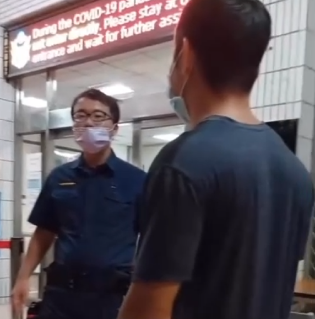 跟粉絲賭輸要求警察局門口跳舞! 被警員打槍影片po網狂遭打臉