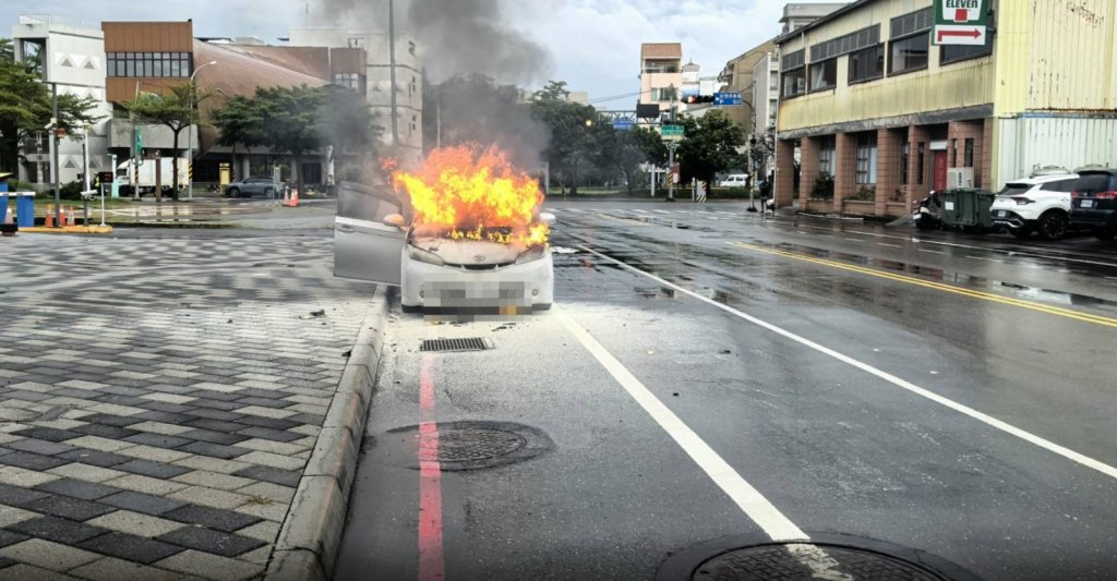 台南安平火燒車!行駛中突自燃 女駕駛嚇壞急逃生
