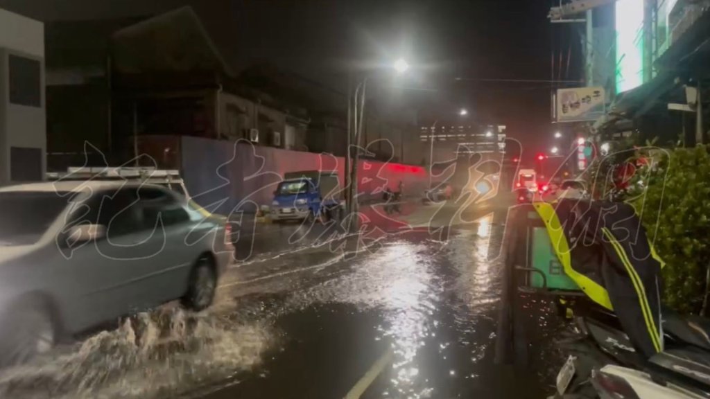 快訊/高雄旗津漲潮「水滿上來了」!滿潮恐淹沒路面
