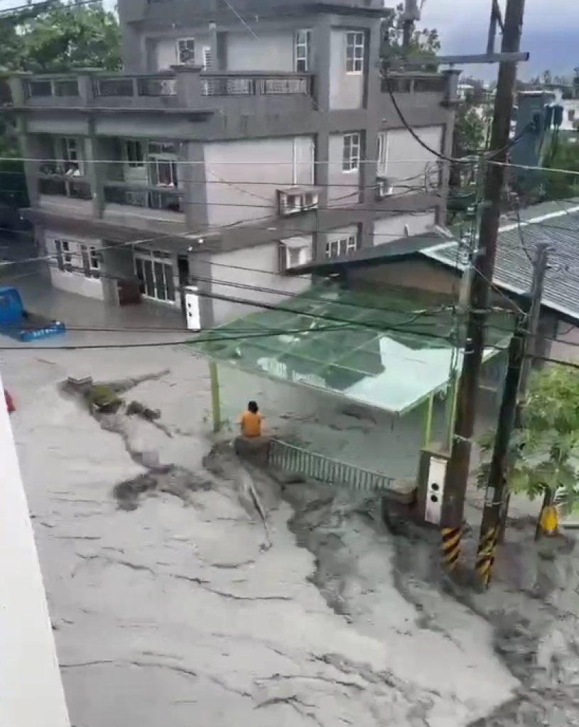 花蓮馬太鞍溪堰塞湖溢流!- 洪峰衝入光復鄉大淹水馬路變河流