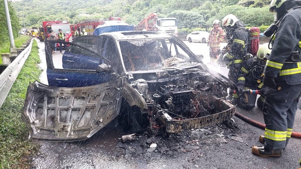 國1林口段火燒車!藍色小客車自燃起火「糜糜卯卯」