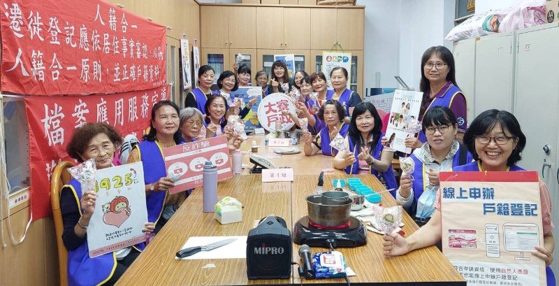 大寮戶政邀志工玩桌遊、學法令,品嘗中秋手工鮮滋味