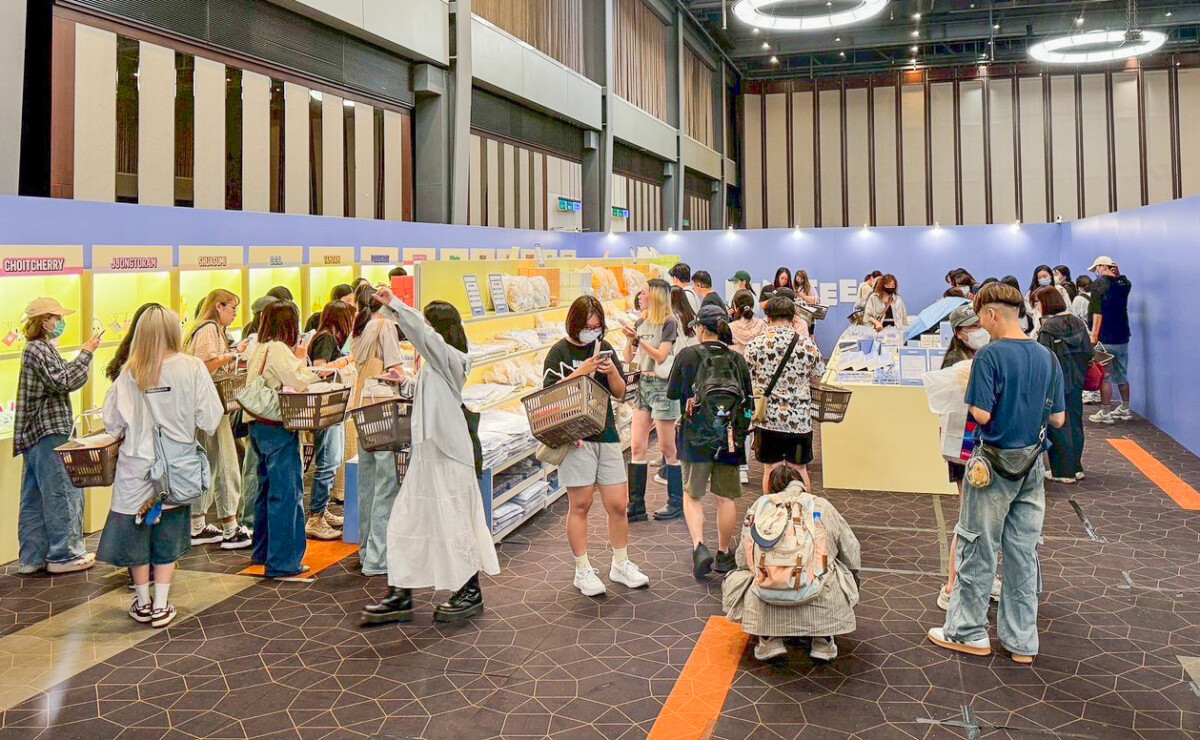 ▲SEVENTEEN_官方角色快閃店《MINITEEN_HOUSE_PARTY》粉絲排隊瘋搶週邊。（圖/新光三越高雄左營店提供）
