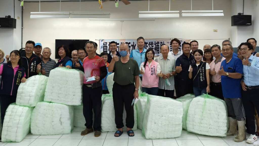 ▲員林市公所推「公所牌套袋」22年不間斷，助果農減農藥提升收成。（記者林明佑翻攝）
