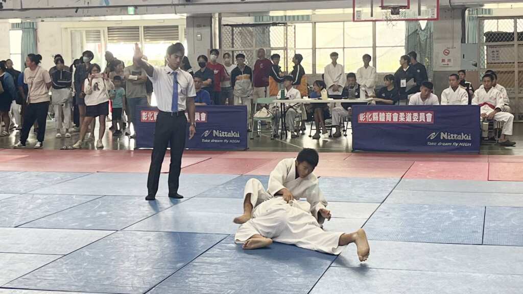 ▲楊勇緯裁判指導選手。(彰化縣政府提供)