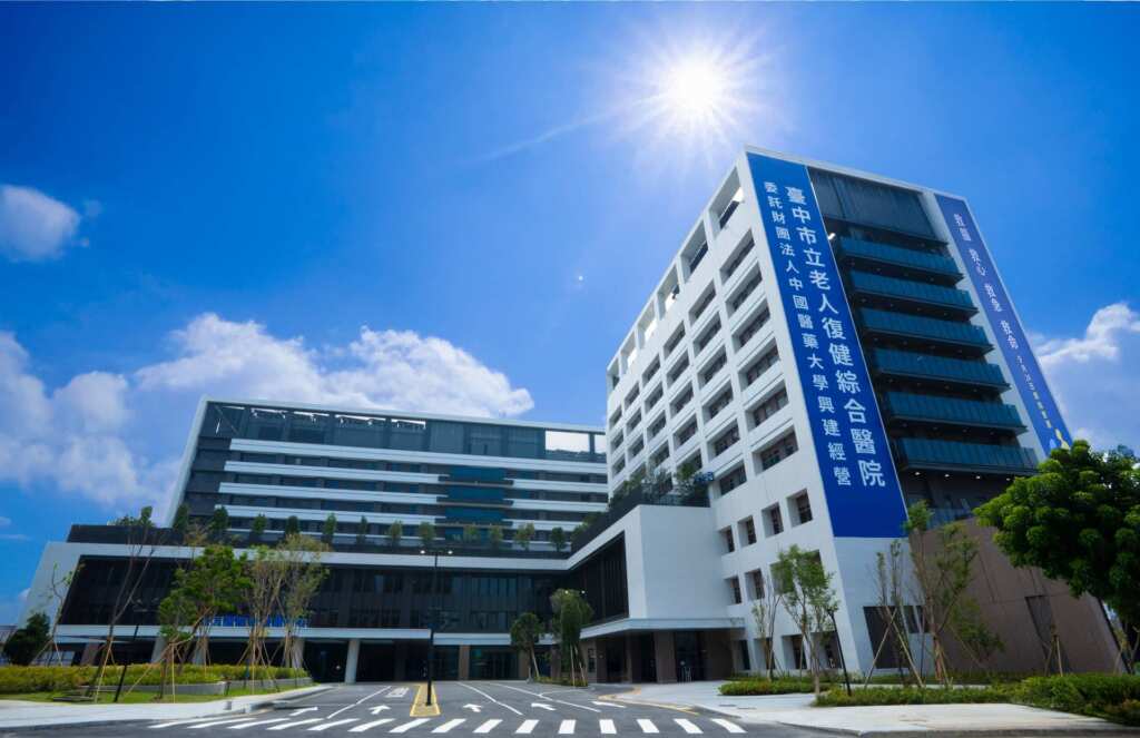 ▲市立醫院以「救腦、救心、救急、救命、失智整合」五大任務為核心,跨專科整合十大醫療中心,落實「從預防到治療、從急救到長照」的全齡全程照護。(市立醫院提供)