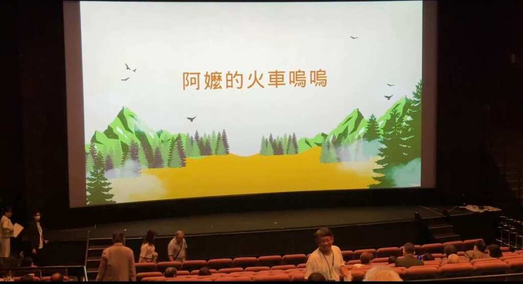 ▲由黃震營創作的〈黑金歲月:三貂嶺百年足跡〉描繪礦業聚落的興衰轉變。