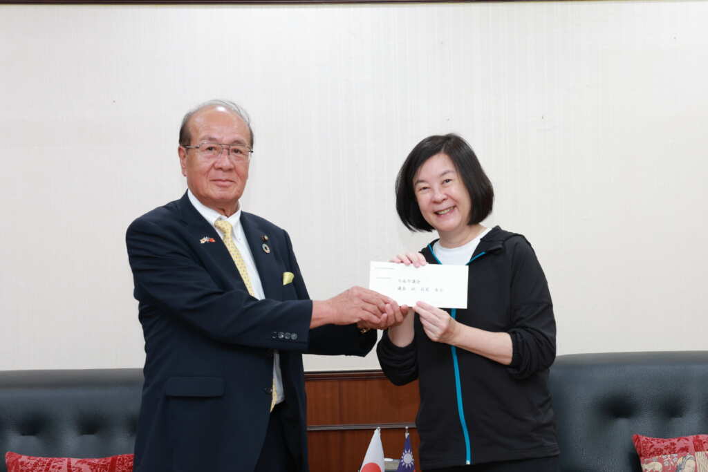 ▲前誠一議長已連續三年到訪臺南,此次更特別帶來金澤市村山卓市長致臺南市議會的問候信,親手轉交給邱議長。