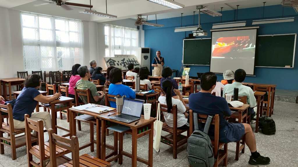 ▲由作家陳榕笙帶領教師在後港國中(鹹鹹夢享村)進行故事腳本編寫。