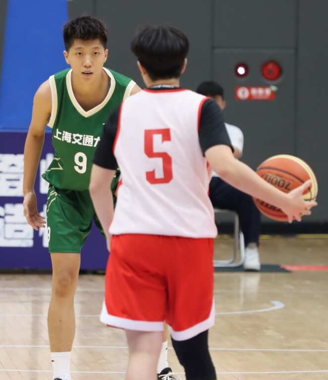 上海交大前鋒9號趙若含是今年德國世大運金牌高手,領軍交大輕鬆狂勝佛光54分。 (潘安彥攝影)