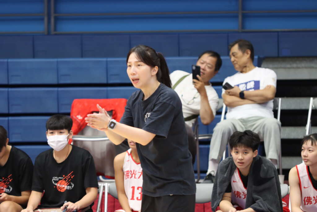 佛光大學女籃隊總教練楊淑淨打出車輪戰，鼓舞新生球員拼命吸收經驗。 (潘安彥攝影)