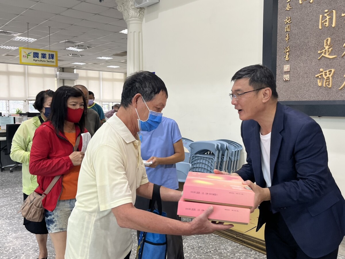秀和基金會傳愛中秋　捐贈月餅禮盒關懷鹿港獨居長者