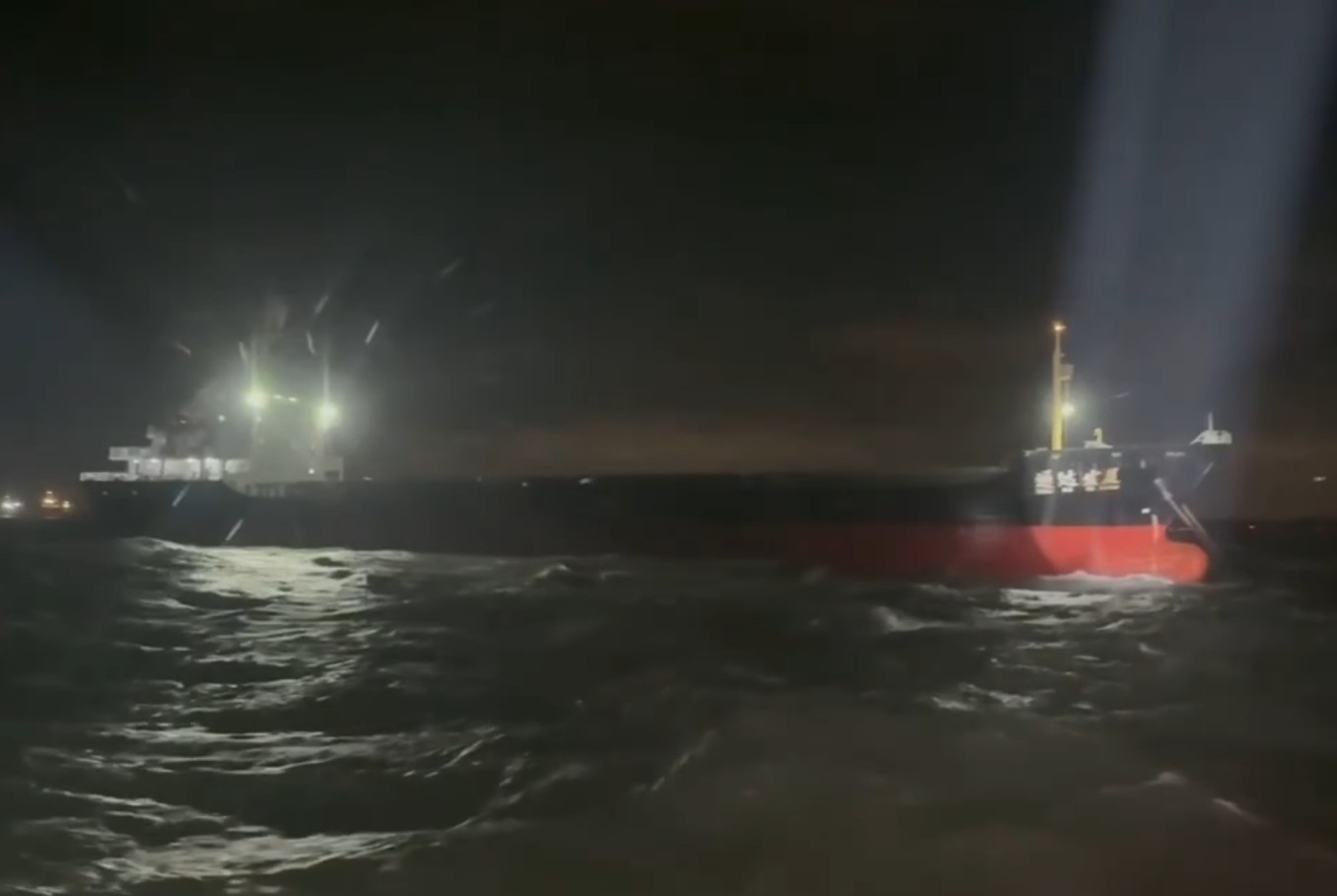 中籍漁船越界玩命搶撈 海巡艦艇摸黑逆浪出擊驅離 216 cnews204250923a01