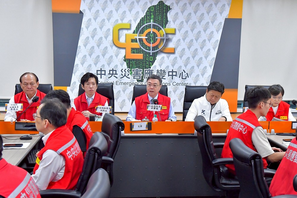 花蓮馬太鞍溪堰塞湖溢流 卓榮泰偕傅崐萁赴中央災害應變中心 262 花蓮馬太鞍溪堰塞湖溢流 卓榮泰偕傅崐萁赴中央災害應變中心 261