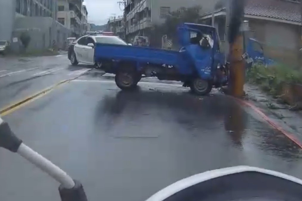 開贓車發現警踩油門逃 撞轎車再自撞電桿被逮 257 cnews204250923a08
