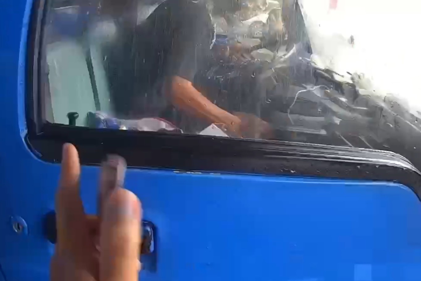 開贓車發現警踩油門逃 撞轎車再自撞電桿被逮 258 cnews204250923a09
