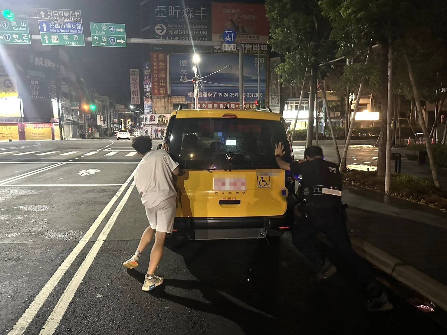 小黃深夜突拋錨卡路中 桃警合力推車助脫困 2307256 0